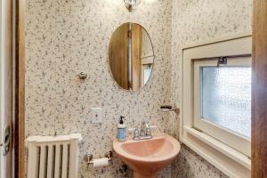 Ένα μπάνιο στο Historic Home Overlooking Central Riverside Park! +28 φωτογραφίες