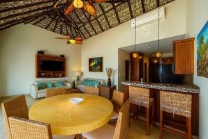 Televiisor ja/või meelelahutuskeskus majutusasutuses Beachfront in a peaceful Resort 8mi from Puerto Escondido +39 fotot