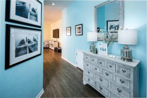 ein Wohnzimmer mit einer Kommode und einem Spiegel in der Unterkunft Seascape Private waterfront home in Navarre