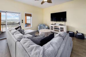 ein Wohnzimmer mit Sofa und Flachbildfernseher in der Unterkunft Seascape Private waterfront home in Navarre