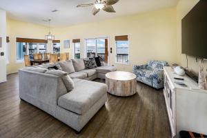 ein Wohnzimmer mit Sofa und Tisch in der Unterkunft Seascape Private waterfront home in Navarre