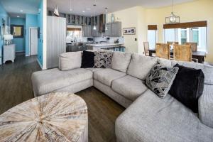 ein Wohnzimmer mit Sofa und Tisch in der Unterkunft Seascape Private waterfront home in Navarre