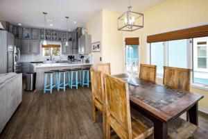 eine Küche mit einem Holztisch und einem Esszimmer in der Unterkunft Seascape Private waterfront home in Navarre + 42 Fotos