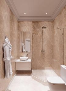 une salle de bain avec douche et lavabo dans l'établissement Prima Villa Boutique Hotel отель, à Semey