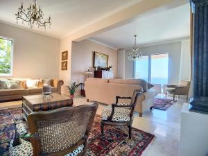 un salon avec un canapé et une table dans l'établissement Pearls Beach Villa, à Porto Moniz 32 autres photos