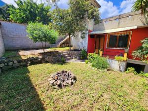 Κήπος έξω από το Bring Beer, bring drama