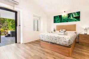 une chambre avec un lit et une porte coulissante en verre dans l'établissement Barceló Apartaments, à Monistrol de Montserrat