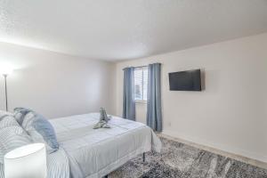 Un dormitorio con una cama y un televisor de pantalla plana. en Vegas Adventure Starts Here-Mins to Strip! Sleep 6!, en Las Vegas