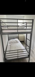 um quarto com dois beliches em um quarto em Ferienwohnung Odessa em Zinnowitz