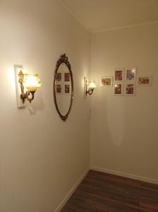 Cette chambre dispose d'un miroir et d'un éclairage mural. dans l'établissement Ferienwohnung Zwei Finken In Wiesmoor, à Wiesmoor