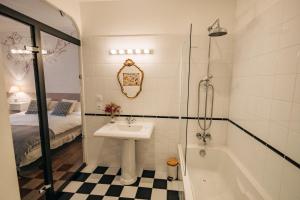 a bathroom with a sink and a bath tub at Chambre d'hôtes tout confort proche Collioure Côté Saisons in Laroque-des-Albères