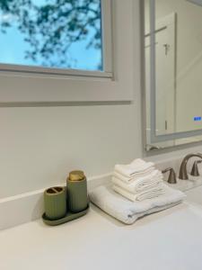 Ένα ή περισσότερα κρεβάτια σε δωμάτιο στο Grant Park Retreat - Steps to Zoo and Great Eats +29 φωτογραφίες