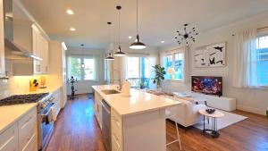 Μια τηλεόραση ή/και κέντρο ψυχαγωγίας στο Grant Park Retreat - Steps to Zoo and Great Eats