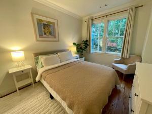 Ένα ή περισσότερα κρεβάτια σε δωμάτιο στο Grant Park Retreat - Steps to Zoo and Great Eats