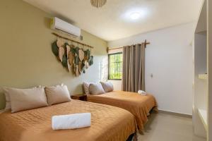 Un pat sau paturi într-o cameră la Corazon del Carmen Hotel Boutique