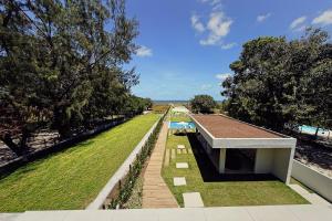 Blick auf einen Park mit Swimmingpool in der Unterkunft Casa Boutique Pontal da Ilha - 5 suítes - 14 pessoas in Itamaracá