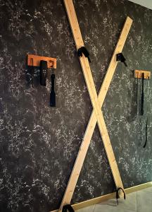 LandreciesLa cachette de Georgette的墙上有两块木头