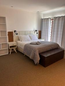 une chambre avec un grand lit et une fenêtre dans l'établissement Andradas House - Casa em Uruguaiana, à Uruguaiana