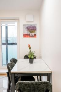 Galería fotográfica de Cozy airport apartment  19 fotos más