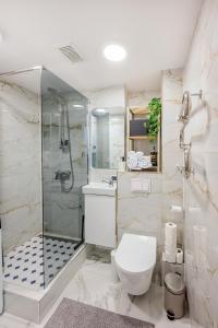 Un baño de Cozy airport apartment