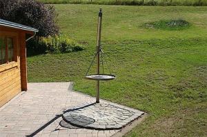 eine Schaukel auf einer Wiese in der Unterkunft Ferienhaus für 11 Personen und 1 Kind in Birresborn, Rheinland-Pfalz in Birresborn