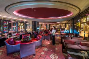 Lounge o bar area sa Beijing Kuntai Royal Hotel