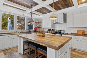 Η κουζίνα ή μικρή κουζίνα στο Shelor Cove Retreat with Dock!