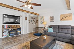 Χώρος καθιστικού στο Shelor Cove Retreat with Dock!