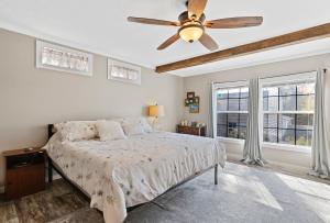 Ένα ή περισσότερα κρεβάτια σε δωμάτιο στο Shelor Cove Retreat with Dock!