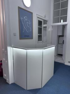 una cocina con una encimera blanca con una foto en la pared en Royal Blue Central Point, en Sarajevo