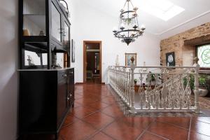 ein Wohnzimmer mit einer Treppe und einem Kronleuchter in der Unterkunft Casa Dos Pazos in Brion
