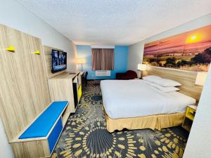 TV a/nebo společenská místnost v ubytování Days Inn by Wyndham Salina I-70