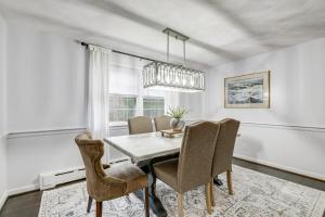 Khu vực ghế ngồi tại Endless Family Fun! Home Near Beaches in Waterford