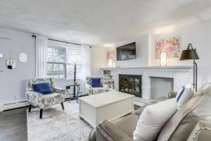 Khu vực ghế ngồi tại Endless Family Fun! Home Near Beaches in Waterford