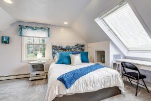 Giường trong phòng chung tại Endless Family Fun! Home Near Beaches in Waterford