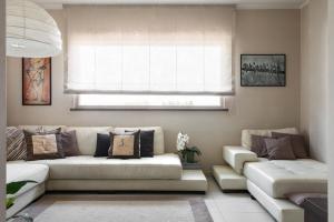 un salon avec un canapé et une fenêtre dans l'établissement A Casa Di Elena, à Rigutino 18 autres photos