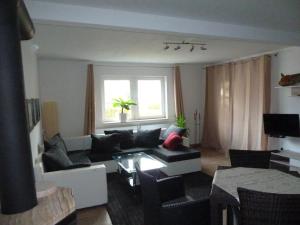 un salon avec un canapé et une table dans l'établissement Ferienwohnung Pügner, à Crottendorf