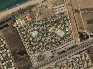 una vista aérea de una ciudad con casas en Pine Beach House, en Campofelice di Roccella 21 fotos más