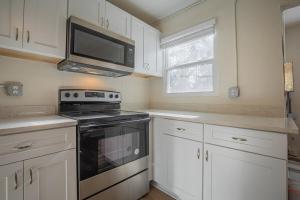 Køkken eller tekøkken på The Wild Fern Cottage with Firepit