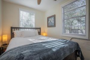 En eller flere senge i et værelse på The Wild Fern Cottage with Firepit