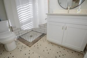 Et badeværelse på The Wild Fern Cottage with Firepit + 11 billeder