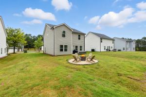 einen Hof mit einer Feuerstelle vor einem Haus in der Unterkunft New Listing The Neutral Nook with Firepit in Athens