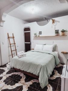 Ένα ή περισσότερα κρεβάτια σε δωμάτιο στο Cheap Digs w Great Terrace and Perfectly Located