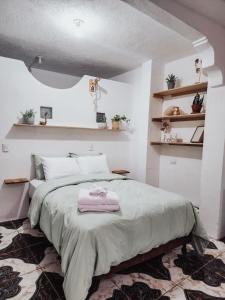 Ένα ή περισσότερα κρεβάτια σε δωμάτιο στο Cheap Digs w Great Terrace and Perfectly Located