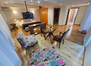 TV a/nebo společenská místnost v ubytování Hotel Santoni + 32 fotografií