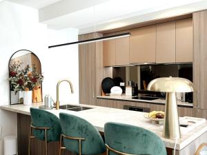 Kuchyň nebo kuchyňský kout v ubytování Chic Luxury Two-Level Garden Apartment