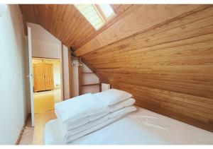a pile of towels sitting on a bed in a room at Bel appartement 4 à 6 personnes, ambiance chalet in Eaux-Bonnes