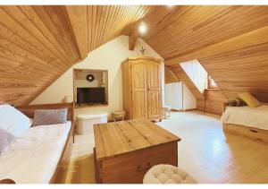 a attic room with a bed and a table at Bel appartement 4 à 6 personnes, ambiance chalet in Eaux-Bonnes