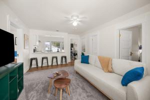 Televiisor ja/või meelelahutuskeskus majutusasutuses Cute and cozy centrally located unit