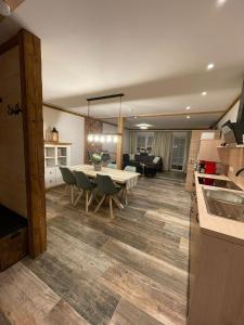 Kuchyň nebo kuchyňský kout v ubytování Ferienwohung Zirbe